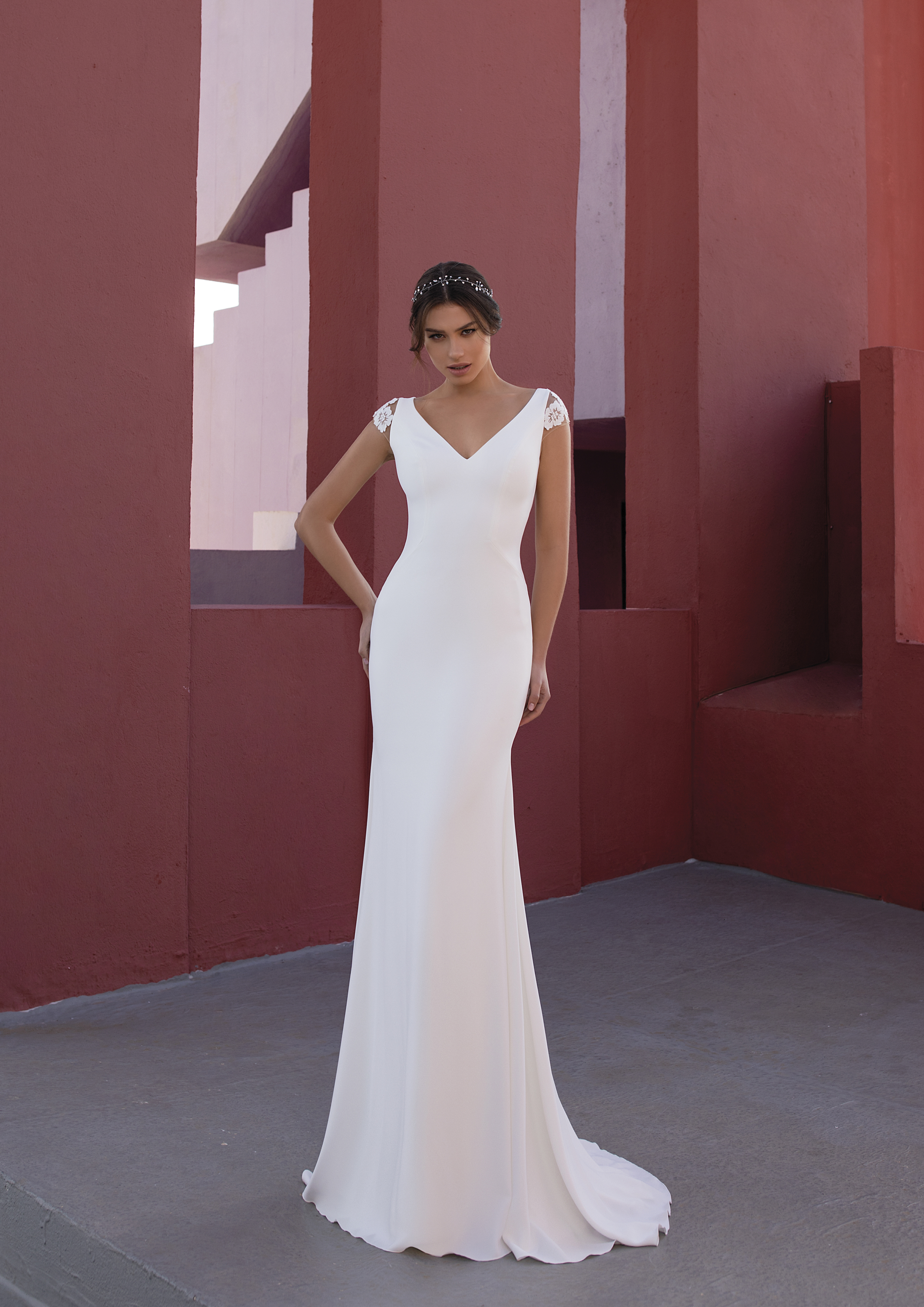 Brudekjole fit flare med lukket blonderyg ryg White One Bridal