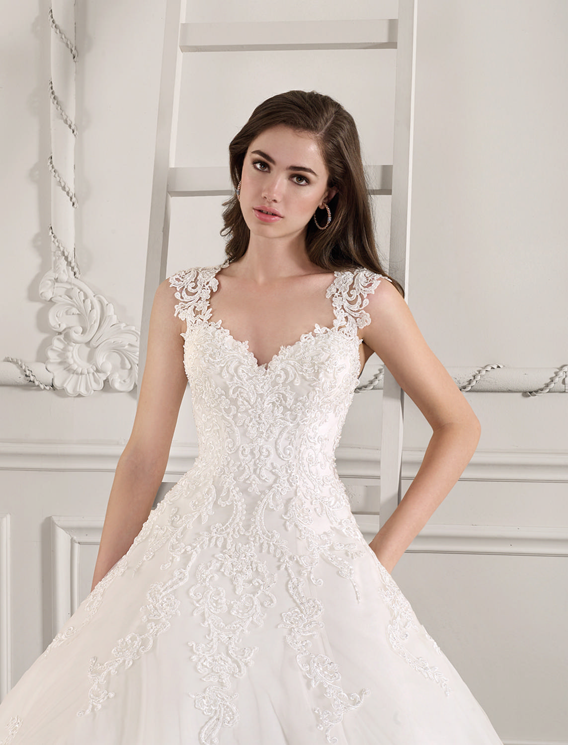 Prinsesse ballgown brudekjole med masser glimmer, sten og perler.