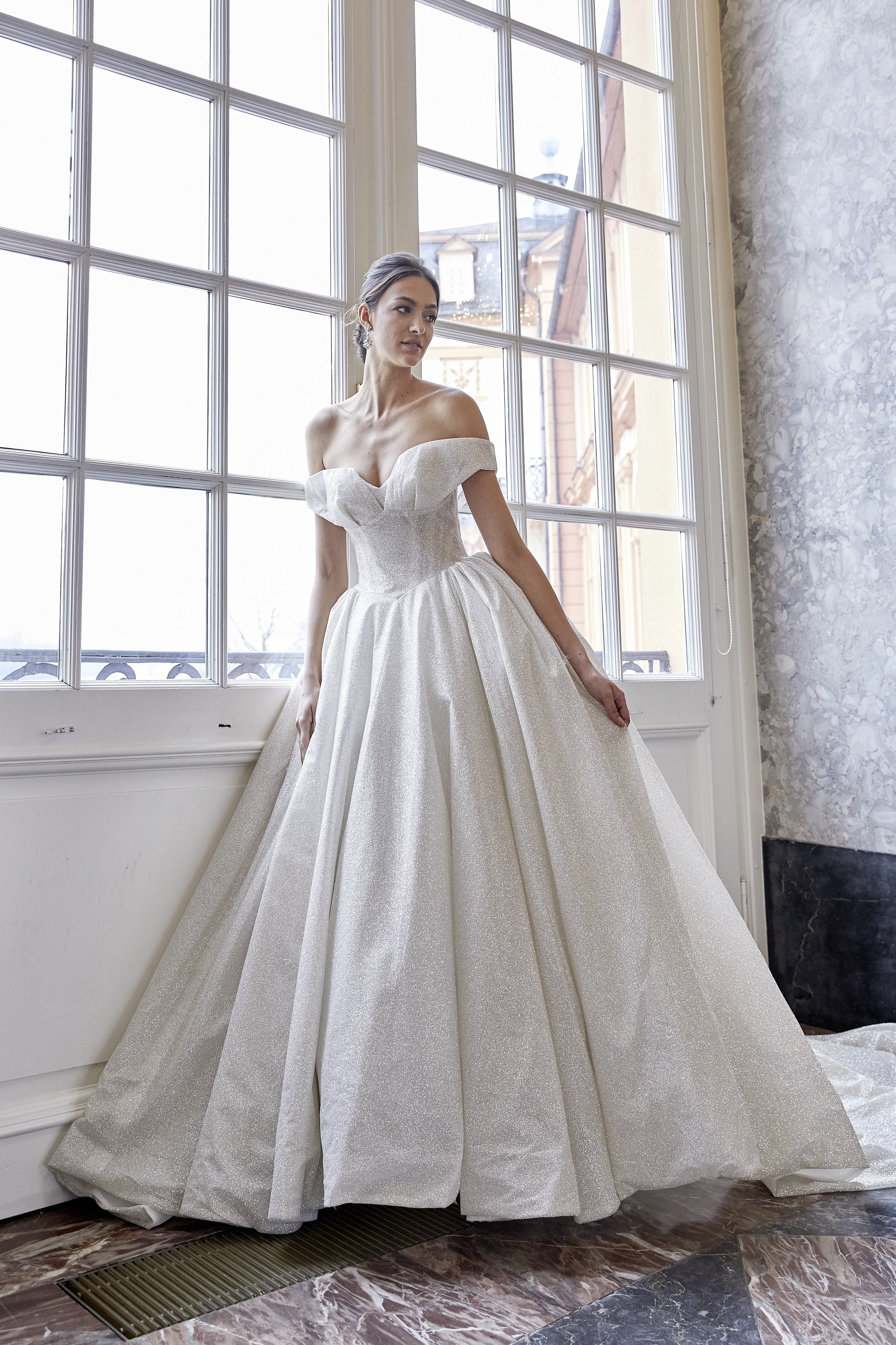 Off shoulder prinsesse brudekjole. med sparkle, glitter, glimmer all over.